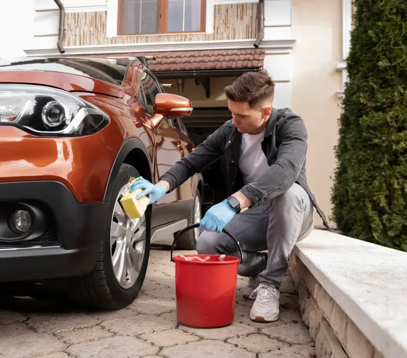 Lavage auto à domicile Mions : professionnel intervenant sur un véhicule